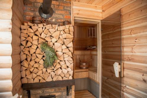Consideraciones de seguridad en la ventilación para saunas de leña.
